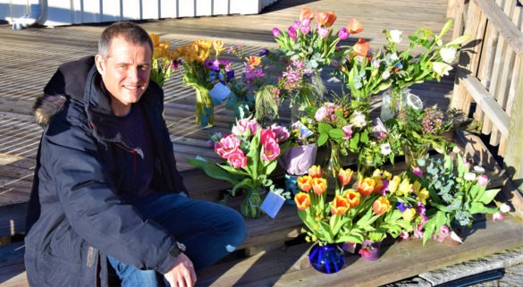 Många skickade blommor och uppmuntrande meddelanden för att stötta Fabian Fjälling och hans familj efter Expressens trakasserier. Foto: Nya Tider