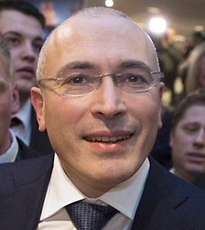 Mikhail Khodorkovskij, oligark som under kaoset på 1990-talet lyckades plundra staten och bli Rysslands rikaste man och numera bor i Tyskland, får nu svårare att använda sina miljarder för att påverka rysk politik. Stillbild: BBC